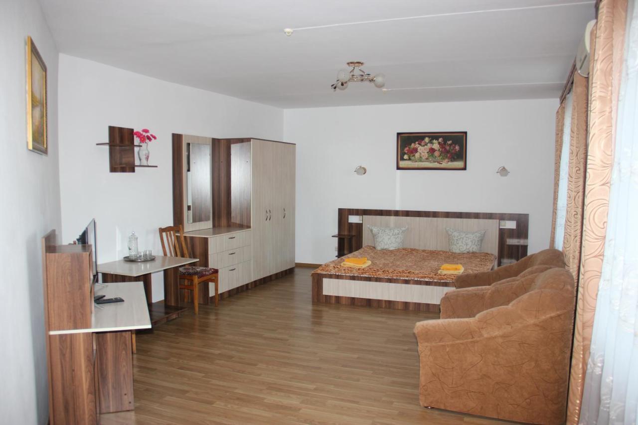 Hotel - Restaurant "Lion'S Heart" Velyka Omelyana Exterior photo