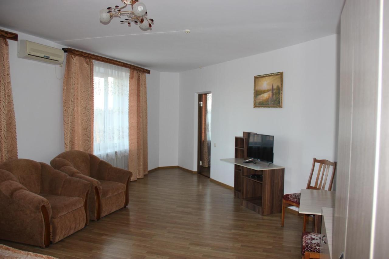 Hotel - Restaurant "Lion'S Heart" Velyka Omelyana Exterior photo